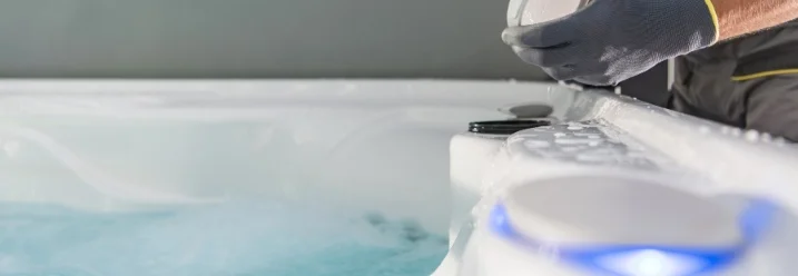 Person reinigt Whirlpool